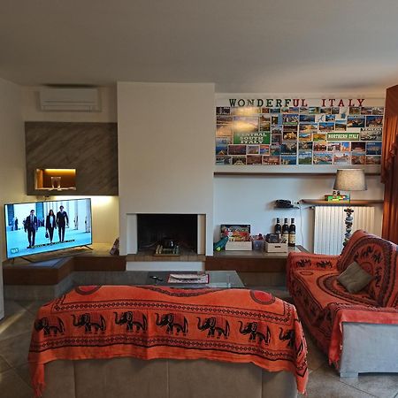 Lukas Home Con Il Cuore Appartamento 3 Camere Al Piano Terra E Appartamento 1 Camera In Taverna Merone Bagian luar foto