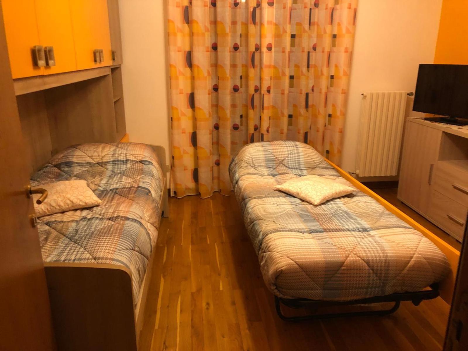 Lukas Home Con Il Cuore Appartamento 3 Camere Al Piano Terra E Appartamento 1 Camera In Taverna Merone Bagian luar foto